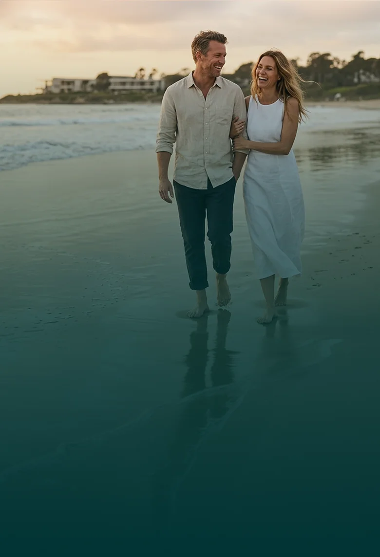 Pareja sonriendo en una escapada de vacaciones.