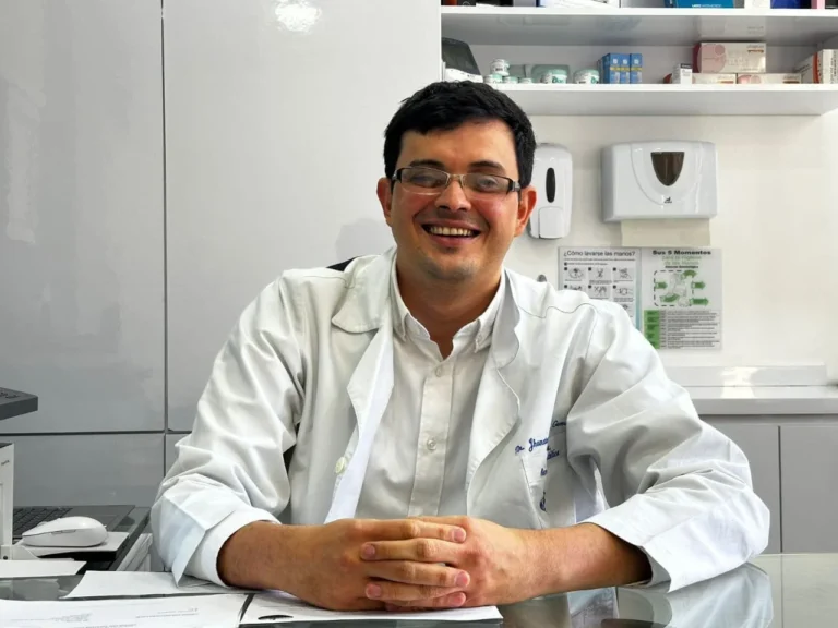 Jonathan Guevara, Cirujano plástico en Rogans